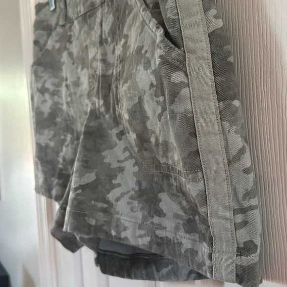 SPANX Gray Camo Twill Stretch Shorts Urban Camouflage size Medium - Picture 3 of 6